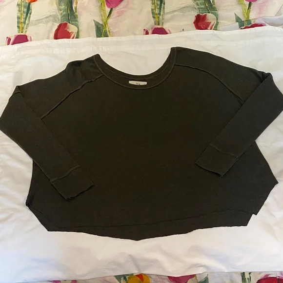 TNA Olive Raglan Long Sleeve Tee Raw Curved Hem US S - Picture 11 of 15